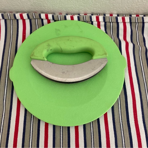 the sharper image herb chopper And board. No scratches, marks on handle, green - Picture 5 of 6